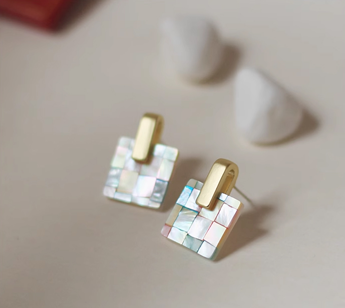 Homemade temperament gentle pure handmade natural mother of pearl earrings fashionable high-end versatile shell earrings niche ear clips